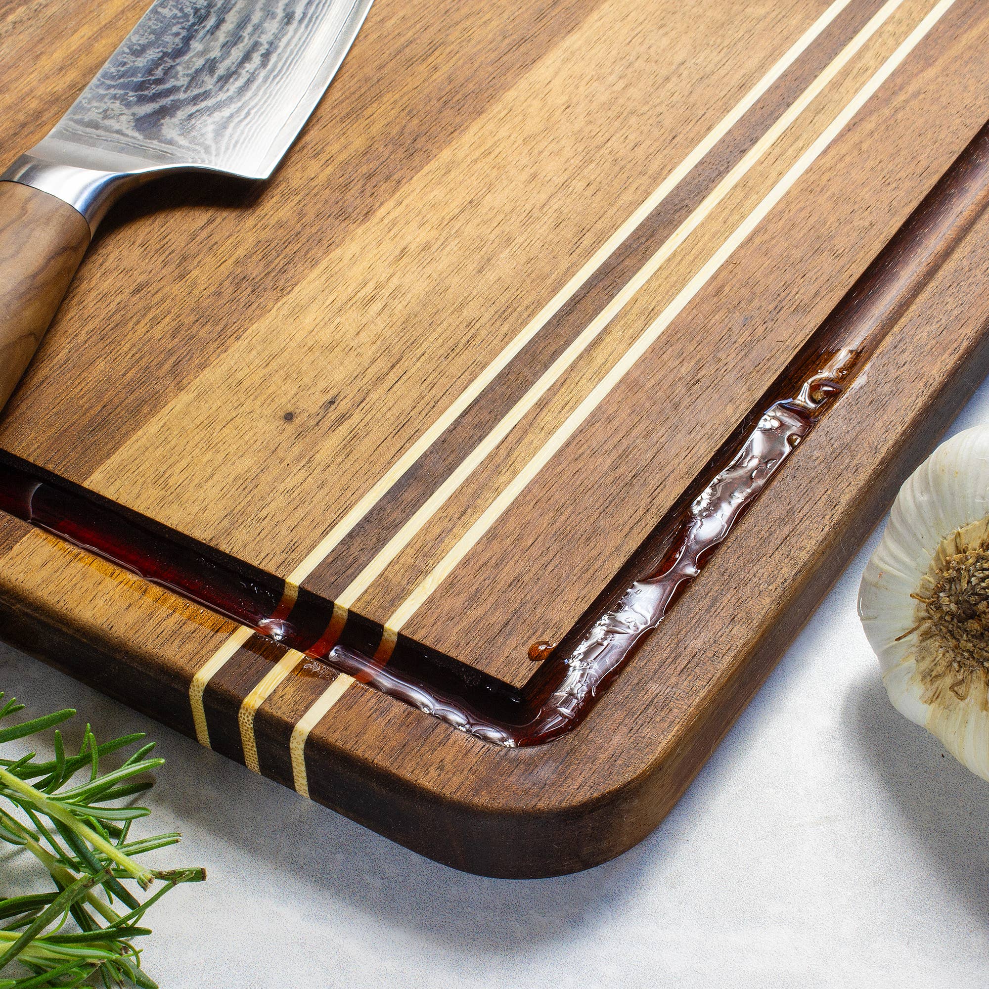 Planche à découper en bois d'acacia avec rigole