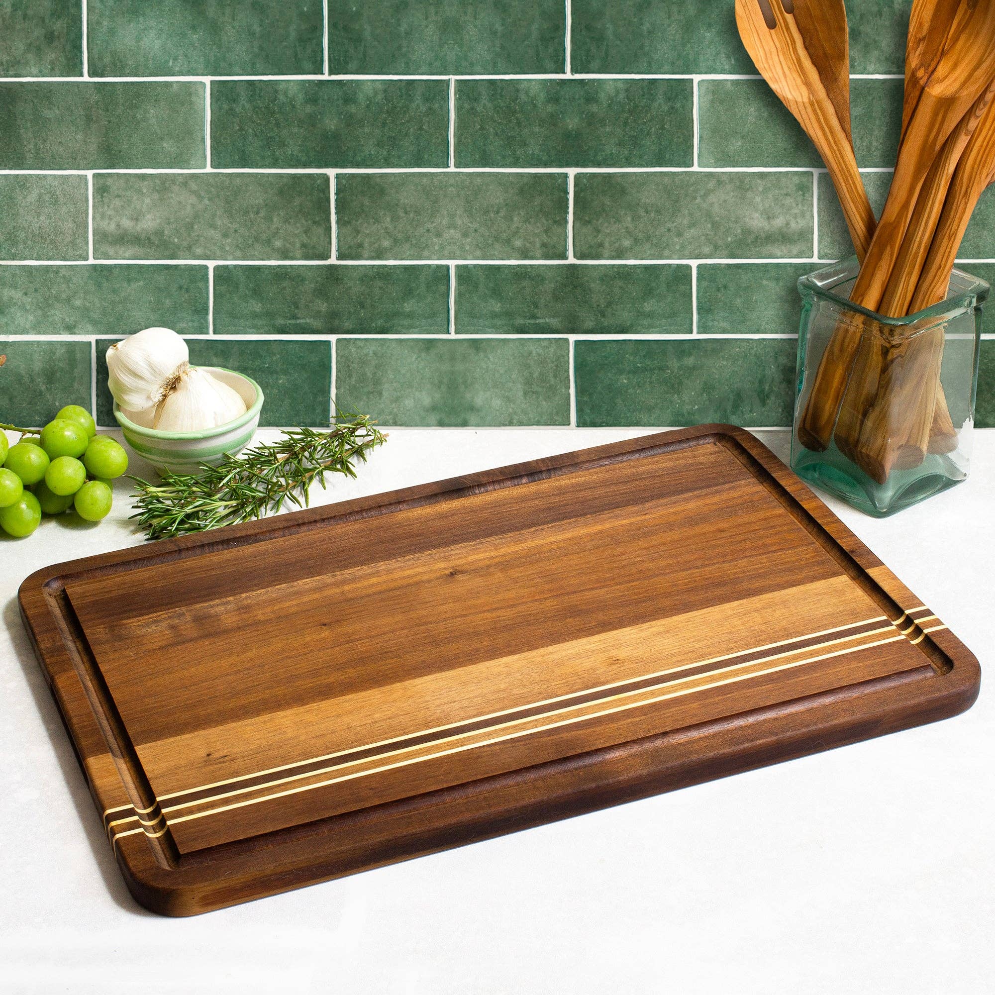 Planche à découper en bois d'acacia avec rigole