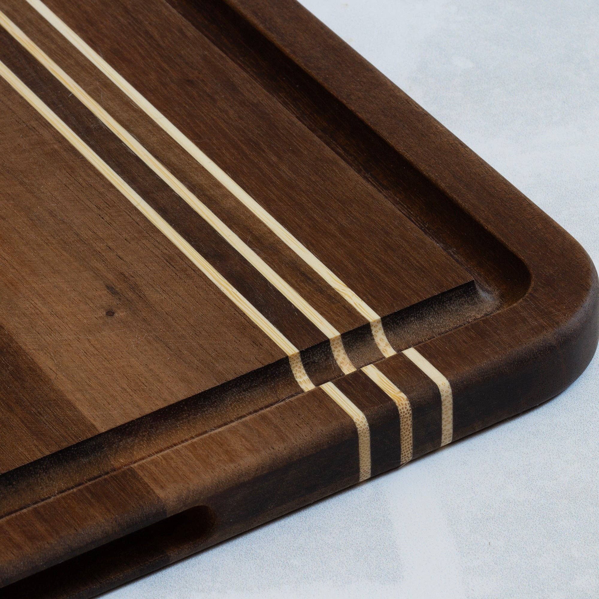 Planche à découper en bois d'acacia avec rigole